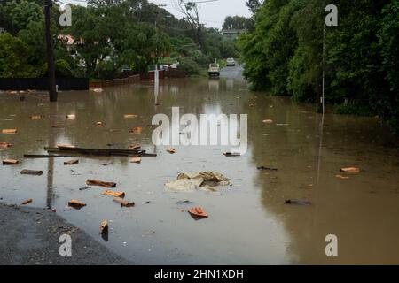 Überflutete Straßen blockieren die Straße nach sintflutartigen Regenfällen in Kapiti, Neuseeland Stockfoto