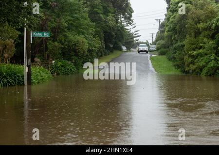 Überflutete Straßen blockieren die Straße nach sintflutartigen Regenfällen in Kapiti, Neuseeland Stockfoto