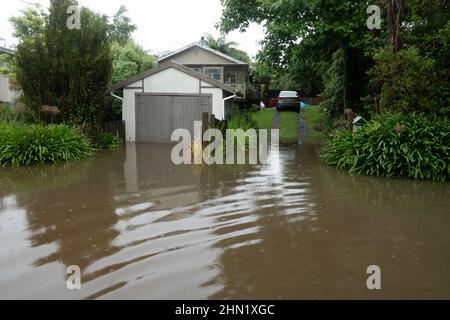 Überflutete Straßen blockieren die Straße nach sintflutartigen Regenfällen in Kapiti, Neuseeland Stockfoto