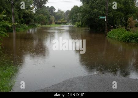 Überflutete Straßen blockieren die Straße nach sintflutartigen Regenfällen in Kapiti, Neuseeland Stockfoto