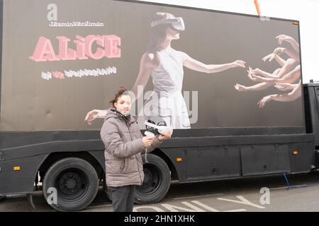 Kent UK 13th Feb 2022: Jasmin Vardimon Company bietet VR Immersive Experience, eine Welt von "Alice in VR Wonderland", in einem spektakulären 360 Grad Virtually Reality Wunderland mit einem VR-Headset und 3D-Sound, an ihrem Pop-up-Truck im Ashford Designer Outlet. Quelle: Xiu Bao/Alamy Live News Stockfoto