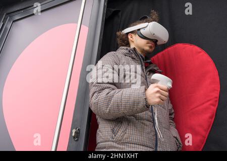 Kent UK 13th Feb 2022: Jasmin Vardimon Company bietet VR Immersive Experience, eine Welt von "Alice in VR Wonderland", in einem spektakulären 360 Grad Virtually Reality Wunderland mit einem VR-Headset und 3D-Sound, an ihrem Pop-up-Truck im Ashford Designer Outlet. Quelle: Xiu Bao/Alamy Live News Stockfoto