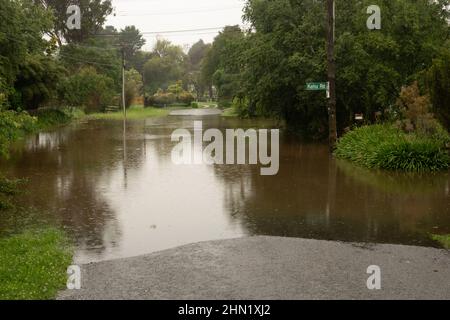 Überflutete Straßen blockieren die Straße nach sintflutartigen Regenfällen in Kapiti, Neuseeland Stockfoto