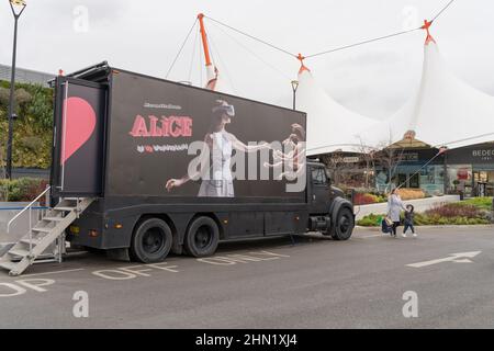 Kent UK 13th Feb 2022: Jasmin Vardimon Company bietet VR Immersive Experience, eine Welt von "Alice in VR Wonderland", in einem spektakulären 360 Grad Virtually Reality Wunderland mit einem VR-Headset und 3D-Sound, an ihrem Pop-up-Truck im Ashford Designer Outlet. Quelle: Xiu Bao/Alamy Live News Stockfoto