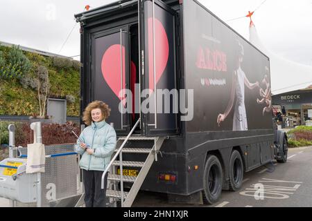 Kent UK 13th Feb 2022: Jasmin Vardimon Company bietet VR Immersive Experience, eine Welt von "Alice in VR Wonderland", in einem spektakulären 360 Grad Virtually Reality Wunderland mit einem VR-Headset und 3D-Sound, an ihrem Pop-up-Truck im Ashford Designer Outlet. Quelle: Xiu Bao/Alamy Live News Stockfoto