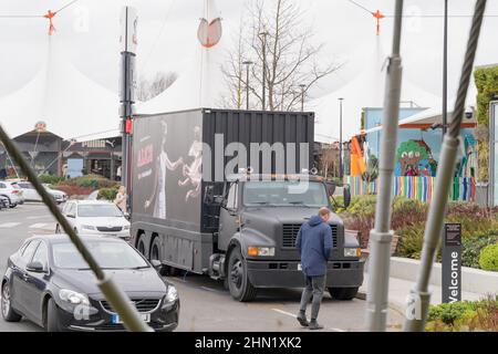 Kent UK 13th Feb 2022: Jasmin Vardimon Company bietet VR Immersive Experience, eine Welt von "Alice in VR Wonderland", in einem spektakulären 360 Grad Virtually Reality Wunderland mit einem VR-Headset und 3D-Sound, an ihrem Pop-up-Truck im Ashford Designer Outlet. Quelle: Xiu Bao/Alamy Live News Stockfoto