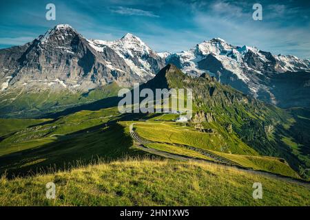 Einer der schönsten Bergpanorechte von der Mannlichen Station. Malerisch verschneite Bergrücken und tiefe Täler mit grünen Feldern, Lauterbrunn Stockfoto