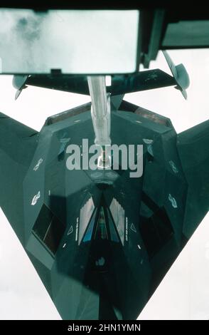 F-117A Stealth-Kämpfer, der Luftbetankung von einem KC-10 Extender aus durchführt. Stockfoto