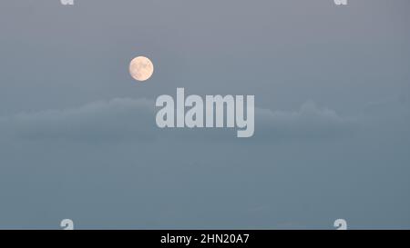 Vollmond am Abendhimmel Stockfoto