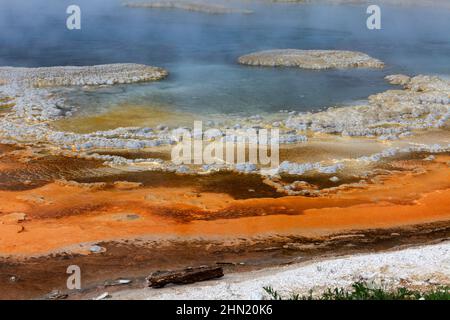 Solitary Geyser, auf dem östlichen Pfad zum Observation Point, am Old Faithful Geyser Basin, Yellowstone NP, Wyoming, USA Stockfoto