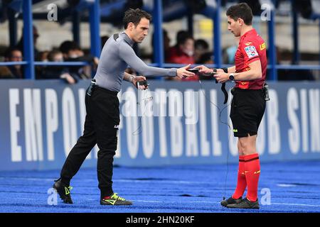 Stadion Carlo Castellani, Empoli, Italien, 13. Februar 2022, Federico Dionisi (Schiedsrichter) verletzt und Valerio Marini (vierter Offizier) während des Spiels Empoli FC gegen Cagliari Calcio - italienischer Fußball Serie A Stockfoto