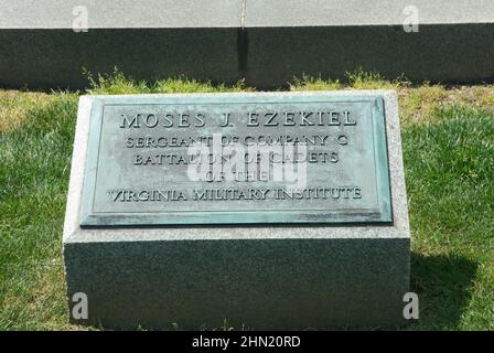 ARLINGTON VIRGINIA, APRIL 20,2012 Confederate Memorial im Arlington National Cemetery, Markierungsplakette für Moses Ezekiel, den Künstler, der das Confederate Monument auf dem Arlington Cemetery geschaffen hat Stockfoto