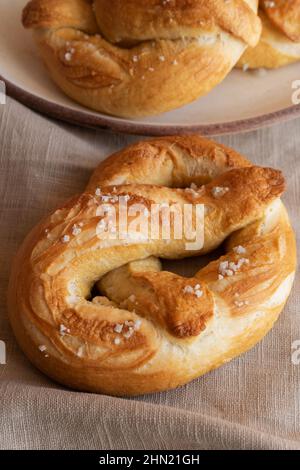 Hausgemachte frisch gebackene Pretzel mit Meersalz Stockfoto