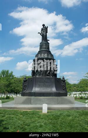 **DATEI FOTO** Princeton Scraps Ausstellung jüdisch-amerikanischer Künstler mit konföderierten Bindungen. ARLINGTON VIRGINIA, 20. APRIL 2012 Confederate Memorial entworfen von Moses Ezekiel befindet sich auf dem Arlington National Cemetery, einem Militärfriedhof der Vereinigten Staaten, unter dessen 624 Hektar Opfer und verstorbene Veteranen der Konflikte des Landes, die mit dem amerikanischen Bürgerkrieg begannen, sowie wiederverlassene Tote aus früheren Kriegen gelegt wurden. Es wurde während des Bürgerkrieges auf dem Gelände des Arlington House gegründet, das das Anwesen der Familie der konföderierten General Robert E. Lees Frau Mary Anna war Stockfoto