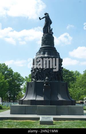 **DATEI FOTO** Princeton Scraps Ausstellung jüdisch-amerikanischer Künstler mit konföderierten Bindungen. ARLINGTON VIRGINIA, 20. APRIL 2012 Confederate Memorial befindet sich auf dem Arlington National Cemetery, einem Militärfriedhof der Vereinigten Staaten, unter dessen 624 Hektar Opfer und verstorbene Veteranen der Konflikte des Landes, die mit dem amerikanischen Bürgerkrieg begannen, sowie wiederverlassene Tote aus früheren Kriegen gelegt wurden. Es wurde während des Bürgerkrieges auf dem Gelände des Arlington House gegründet, das das Anwesen der Familie der konföderierten General Robert E. Lees Frau Mary Anna (Custis) Lee (eine urograntin) war Stockfoto