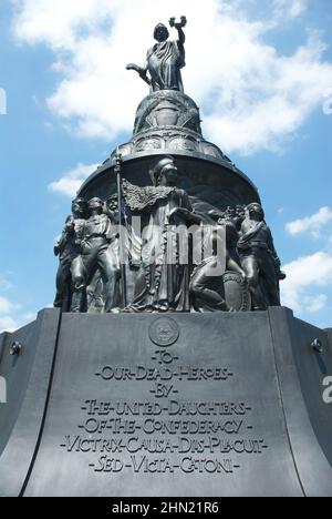 **DATEI FOTO** Princeton Scraps Ausstellung jüdisch-amerikanischer Künstler mit konföderierten Bindungen. ARLINGTON VIRGINIA, 20. APRIL 2012 Confederate Memorial entworfen von Moses Ezekiel befindet sich auf dem Arlington National Cemetery, einem Militärfriedhof der Vereinigten Staaten, unter dessen 624 Hektar Opfer und verstorbene Veteranen der Konflikte des Landes, die mit dem amerikanischen Bürgerkrieg begannen, sowie wiederverlassene Tote aus früheren Kriegen gelegt wurden. Es wurde während des Bürgerkrieges auf dem Gelände des Arlington House gegründet, das das Anwesen der Familie der konföderierten General Robert E. Lees Frau Mary Anna war Stockfoto