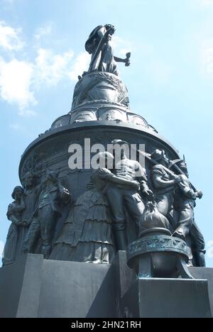 **DATEI FOTO** Princeton Scraps Ausstellung jüdisch-amerikanischer Künstler mit konföderierten Bindungen. ARLINGTON VIRGINIA, 20. APRIL 2012 Confederate Memorial entworfen von Moses Ezekiel befindet sich auf dem Arlington National Cemetery, einem Militärfriedhof der Vereinigten Staaten, unter dessen 624 Hektar Opfer und verstorbene Veteranen der Konflikte des Landes, die mit dem amerikanischen Bürgerkrieg begannen, sowie wiederverlassene Tote aus früheren Kriegen gelegt wurden. Es wurde während des Bürgerkrieges auf dem Gelände des Arlington House gegründet, das das Anwesen der Familie der konföderierten General Robert E. Lees Frau Mary Anna war Stockfoto