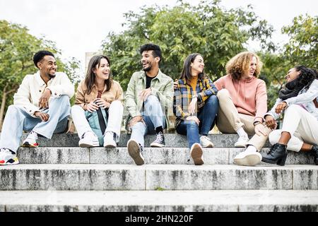 Gruppe von glücklichen jungen Freunden, die draußen lachen Stockfoto