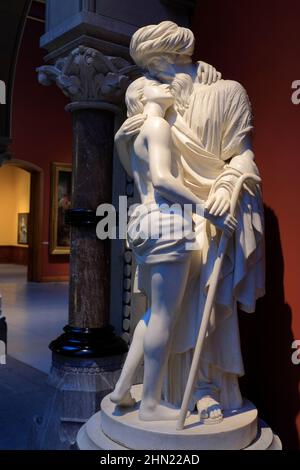 Ein geschlossener Blick auf die Marmorstatue des Prodigal Son (1857) vom amerikanischen Bildhauer Joseph Mozier in der Pennsylvania Academy of the Fine Arts.Philadelphia.Pennsylvania.USA Stockfoto