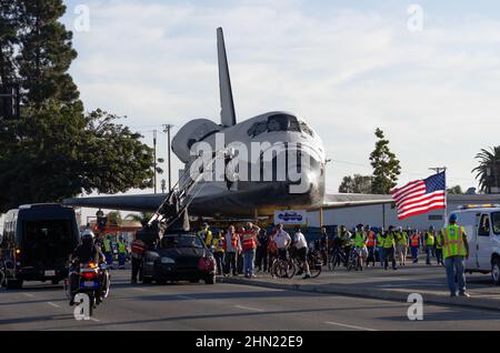 Historisches Bild des Space Shuttle Endeavour, das auf dem Crenshaw Boulevard gezeigt wird, während es zum California Science Center transportiert wird. Stockfoto