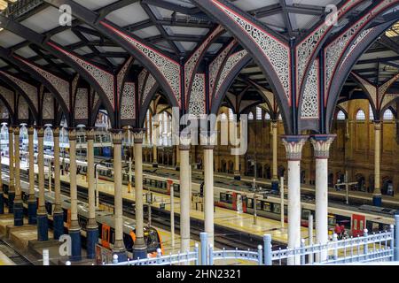 Details des Innenraums des schmiedeeisernen Dachs und der Säulen des Bahnhofs London Liverpool Street, London, Großbritannien Stockfoto