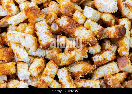 Gebratene Croutons Hintergrund, gebratene Cracker Stockfoto