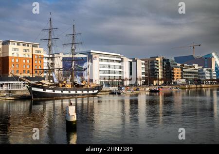 Die Jeanie Johnston liegt am Fluss Liffey neben dem Custom House Quay in der irischen Hauptstadt Dublin, von der Sean O'Casey Bridge aus gesehen. Das Schiff Stockfoto