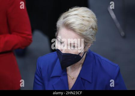 02/13/2022, Berlin, Deutschland, Manuela Schwesig bei der Wahl der Bundespräsidentin im Paul-Löbe-Haus. Die Bundesversammlung 17th im Paul-Löbe-Haus: Der amtierende Dr. Frank-Walter Steinmeier, die Linke, hat den Mainzer Hausarzt und Notarzt Dr. Gerhard Trabert nominiert, die AfD hat den Ökonomen und Publizisten Prof. Dr. Max Otte, die Astrophysikerin Dr. Stefanie Gebauer von den Freien Wählern als Kandidat nominiert. Die Bundesversammlung besteht aus allen Mitgliedern des Bundestages und der gleichen Anzahl von Abgeordneten, die von den Parlamenten der Bundesländer gewählt werden. Stockfoto