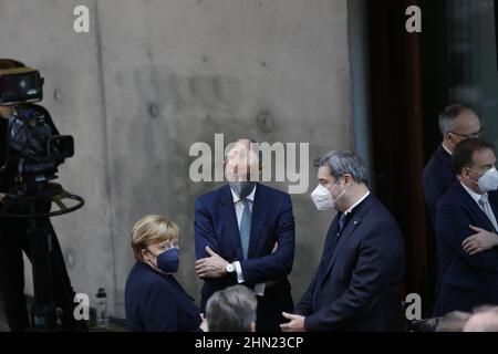 02/13/2022, Berlin, Deutschland, Angela Merkel, Friedrich Merz und Markus Söder bei der Wahl des Bundespräsidenten im Paul-Löbe-Haus. Die Bundesversammlung 17th im Paul-Löbe-Haus: Der amtierende Dr. Frank-Walter Steinmeier, die Linke, hat den Mainzer Hausarzt und Notarzt Dr. Gerhard Trabert nominiert, die AfD hat den Ökonomen und Publizisten Prof. Dr. Max Otte, die Astrophysikerin Dr. Stefanie Gebauer von den Freien Wählern als Kandidat nominiert. Die Bundesversammlung besteht aus allen Mitgliedern des Bundestages und der gleichen Anzahl von Abgeordneten, die vom Parlament gewählt werden Stockfoto