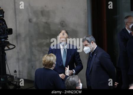 02/13/2022, Berlin, Deutschland, Angela Merkel, Friedrich Merz und Markus Söder bei der Wahl des Bundespräsidenten im Paul-Löbe-Haus. Die Bundesversammlung 17th im Paul-Löbe-Haus: Der amtierende Dr. Frank-Walter Steinmeier, die Linke, hat den Mainzer Hausarzt und Notarzt Dr. Gerhard Trabert nominiert, die AfD hat den Ökonomen und Publizisten Prof. Dr. Max Otte, die Astrophysikerin Dr. Stefanie Gebauer von den Freien Wählern als Kandidat nominiert. Die Bundesversammlung besteht aus allen Mitgliedern des Bundestages und der gleichen Anzahl von Abgeordneten, die vom Parlament gewählt werden Stockfoto