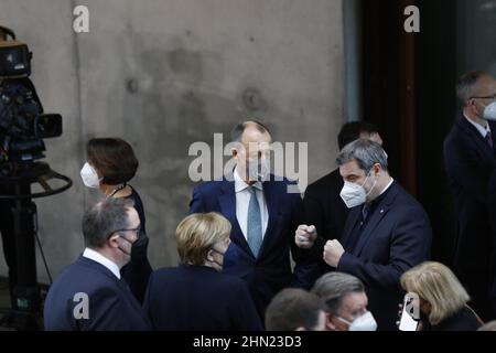 02/13/2022, Berlin, Deutschland, Angela Merkel, Friedrich Merz und Markus Söder bei der Wahl des Bundespräsidenten im Paul-Löbe-Haus. Die Bundesversammlung 17th im Paul-Löbe-Haus: Der amtierende Dr. Frank-Walter Steinmeier, die Linke, hat den Mainzer Hausarzt und Notarzt Dr. Gerhard Trabert nominiert, die AfD hat den Ökonomen und Publizisten Prof. Dr. Max Otte, die Astrophysikerin Dr. Stefanie Gebauer von den Freien Wählern als Kandidat nominiert. Die Bundesversammlung besteht aus allen Mitgliedern des Bundestages und der gleichen Anzahl von Abgeordneten, die vom Parlament gewählt werden Stockfoto