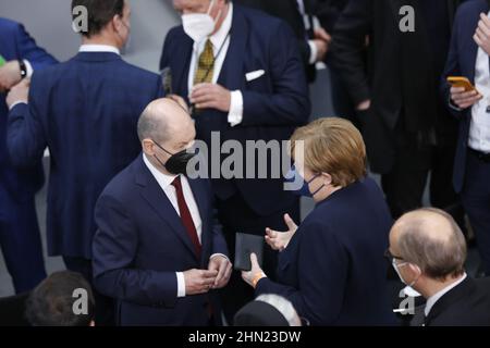 02/13/2022, Berlin, Deutschland, Olaf Scholz und Angela Merkel bei der Wahl des Bundespräsidenten im Paul-Löbe-Haus. Die Bundesversammlung 17th im Paul-Löbe-Haus: Der amtierende Dr. Frank-Walter Steinmeier, die Linke, hat den Mainzer Hausarzt und Notarzt Dr. Gerhard Trabert nominiert, die AfD hat den Ökonomen und Publizisten Prof. Dr. Max Otte, die Astrophysikerin Dr. Stefanie Gebauer von den Freien Wählern als Kandidat nominiert. Die Bundesversammlung besteht aus allen Mitgliedern des Bundestages und der gleichen Anzahl von Abgeordneten, die von den Parlamenten der fe gewählt werden Stockfoto