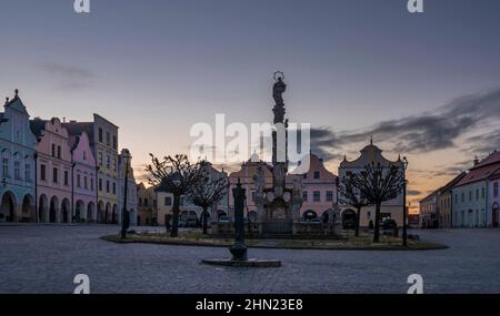 Telc alte historische Stadt im Winter frostigen Morgen vor Sonnenaufgang mit blauem Himmel Stockfoto