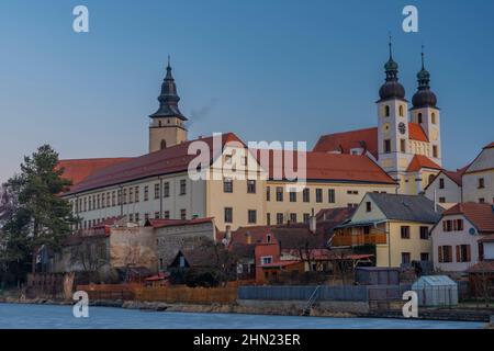 Telc alte historische Stadt im Winter frostigen Morgen vor Sonnenaufgang mit blauem Himmel Stockfoto