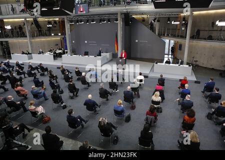 02/13/2022, Berlin, Deutschland,die Bundesversammlung bei der Wahl des Bundespräsidenten im Paul-Löbe-Haus. Die Bundesversammlung 17th im Paul-Löbe-Haus: Der amtierende Dr. Frank-Walter Steinmeier, die Linke, hat den Mainzer Hausarzt und Notarzt Dr. Gerhard Trabert nominiert, die AfD hat den Ökonomen und Publizisten Prof. Dr. Max Otte, die Astrophysikerin Dr. Stefanie Gebauer von den Freien Wählern als Kandidat nominiert. Die Bundesversammlung besteht aus allen Mitgliedern des Bundestages und der gleichen Anzahl von Abgeordneten, die von den Parlamenten der Bundesstr. Gewählt werden Stockfoto