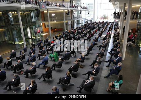 02/13/2022, Berlin, Deutschland,die Bundesversammlung bei der Wahl des Bundespräsidenten im Paul-Löbe-Haus. Die Bundesversammlung 17th im Paul-Löbe-Haus: Der amtierende Dr. Frank-Walter Steinmeier, die Linke, hat den Mainzer Hausarzt und Notarzt Dr. Gerhard Trabert nominiert, die AfD hat den Ökonomen und Publizisten Prof. Dr. Max Otte, die Astrophysikerin Dr. Stefanie Gebauer von den Freien Wählern als Kandidat nominiert. Die Bundesversammlung besteht aus allen Mitgliedern des Bundestages und der gleichen Anzahl von Abgeordneten, die von den Parlamenten der Bundesstr. Gewählt werden Stockfoto