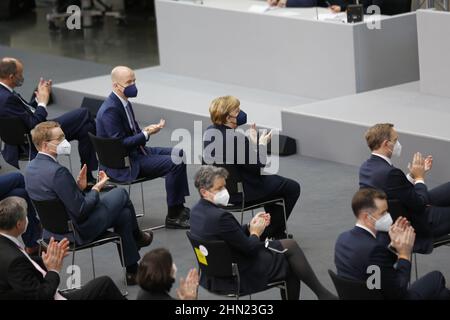 02/13/2022, Berlin, Deutschland,die Bundesversammlung bei der Wahl des Bundespräsidenten im Paul-Löbe-Haus. Die Bundesversammlung 17th im Paul-Löbe-Haus: Der amtierende Dr. Frank-Walter Steinmeier, die Linke, hat den Mainzer Hausarzt und Notarzt Dr. Gerhard Trabert nominiert, die AfD hat den Ökonomen und Publizisten Prof. Dr. Max Otte, die Astrophysikerin Dr. Stefanie Gebauer von den Freien Wählern als Kandidat nominiert. Die Bundesversammlung besteht aus allen Mitgliedern des Bundestages und der gleichen Anzahl von Abgeordneten, die von den Parlamenten der Bundesstr. Gewählt werden Stockfoto