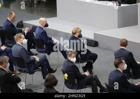 02/13/2022, Berlin, Deutschland, Angela Merkel bei der Wahl des Bundespräsidenten im Paul-Löbe-Haus. Die Bundesversammlung 17th im Paul-Löbe-Haus: Der amtierende Dr. Frank-Walter Steinmeier, die Linke, hat den Mainzer Hausarzt und Notarzt Dr. Gerhard Trabert nominiert, die AfD hat den Ökonomen und Publizisten Prof. Dr. Max Otte, die Astrophysikerin Dr. Stefanie Gebauer von den Freien Wählern als Kandidat nominiert. Die Bundesversammlung besteht aus allen Mitgliedern des Bundestages und der gleichen Anzahl von Abgeordneten, die von den Parlamenten der Bundesländer gewählt werden. Stockfoto