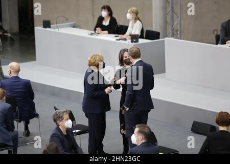 02/13/2022, Berlin, Deutschland, Angela Merkel und Annalena Baerbock bei der Wahl des Bundespräsidenten im Paul-Löbe-Haus. Die Bundesversammlung 17th im Paul-Löbe-Haus: Der amtierende Dr. Frank-Walter Steinmeier, die Linke, hat den Mainzer Hausarzt und Notarzt Dr. Gerhard Trabert nominiert, die AfD hat den Ökonomen und Publizisten Prof. Dr. Max Otte, die Astrophysikerin Dr. Stefanie Gebauer von den Freien Wählern als Kandidat nominiert. Die Bundesversammlung besteht aus allen Mitgliedern des Bundestages und der gleichen Anzahl von Abgeordneten, die von den Parlamenten der gewählt werden Stockfoto