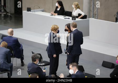 02/13/2022, Berlin, Deutschland, Angela Merkel und Annalena Baerbock bei der Wahl des Bundespräsidenten im Paul-Löbe-Haus. Die Bundesversammlung 17th im Paul-Löbe-Haus: Der amtierende Dr. Frank-Walter Steinmeier, die Linke, hat den Mainzer Hausarzt und Notarzt Dr. Gerhard Trabert nominiert, die AfD hat den Ökonomen und Publizisten Prof. Dr. Max Otte, die Astrophysikerin Dr. Stefanie Gebauer von den Freien Wählern als Kandidat nominiert. Die Bundesversammlung besteht aus allen Mitgliedern des Bundestages und der gleichen Anzahl von Abgeordneten, die von den Parlamenten der gewählt werden Stockfoto