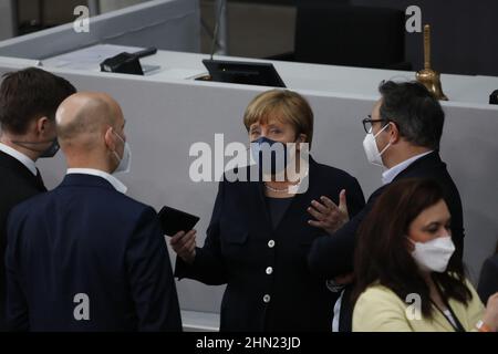 02/13/2022, Berlin, Deutschland,Angela Merkel bei der Wahl des Bundespräsidenten im Paul-Löbe-Haus. Die Bundesversammlung 17th im Paul-Löbe-Haus: Der amtierende Dr. Frank-Walter Steinmeier, die Linke, hat den Mainzer Hausarzt und Notarzt Dr. Gerhard Trabert nominiert, die AfD hat den Ökonomen und Publizisten Prof. Dr. Max Otte, die Astrophysikerin Dr. Stefanie Gebauer von den Freien Wählern als Kandidat nominiert. Die Bundesversammlung besteht aus allen Mitgliedern des Bundestages und der gleichen Anzahl von Abgeordneten, die von den Parlamenten der Bundesländer gewählt werden. Stockfoto