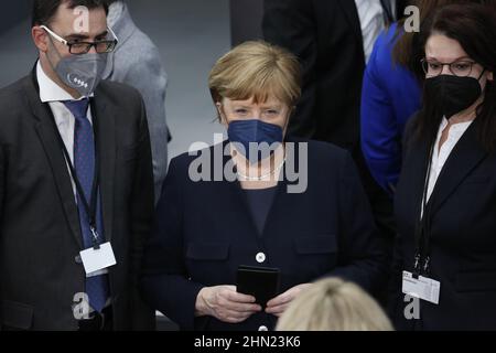 02/13/2022, Berlin, Deutschland, Angela Merkel bei der Wahl des Bundespräsidenten im Paul-Löbe-Haus. Die Bundesversammlung 17th im Paul-Löbe-Haus: Der amtierende Dr. Frank-Walter Steinmeier, die Linke, hat den Mainzer Hausarzt und Notarzt Dr. Gerhard Trabert nominiert, die AfD hat den Ökonomen und Publizisten Prof. Dr. Max Otte, die Astrophysikerin Dr. Stefanie Gebauer von den Freien Wählern als Kandidat nominiert. Die Bundesversammlung besteht aus allen Mitgliedern des Bundestages und der gleichen Anzahl von Abgeordneten, die von den Parlamenten der Bundesländer gewählt werden. Stockfoto