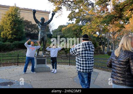 Touristen, die Fotos vor der Rocky Statue im Philadelphia Museum of Art gemacht haben.Philadelphia.Pennsylvania.USA Stockfoto