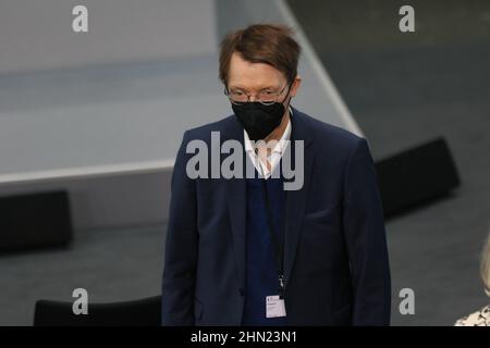 02/13/2022, Berlin, Deutschland, Karl Lauterbach bei der Wahl des Bundespräsidenten im Paul-Löbe-Haus. Die Bundesversammlung 17th im Paul-Löbe-Haus: Der amtierende Dr. Frank-Walter Steinmeier, die Linke, hat den Mainzer Hausarzt und Notarzt Dr. Gerhard Trabert nominiert, die AfD hat den Ökonomen und Publizisten Prof. Dr. Max Otte, die Astrophysikerin Dr. Stefanie Gebauer von den Freien Wählern als Kandidat nominiert. Die Bundesversammlung besteht aus allen Mitgliedern des Bundestages und der gleichen Anzahl von Abgeordneten, die von den Parlamenten der Bundesländer gewählt werden. Stockfoto