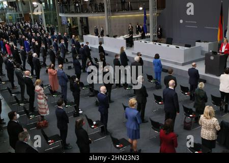 02/13/2022, Berlin, Deutschland, die Bundesversammlung bei der Wahl des Bundespräsidenten im Paul-Löbe-Haus. Die Bundesversammlung 17th im Paul-Löbe-Haus: Der amtierende Dr. Frank-Walter Steinmeier, die Linke, hat den Mainzer Hausarzt und Notarzt Dr. Gerhard Trabert nominiert, die AfD hat den Ökonomen und Publizisten Prof. Dr. Max Otte, die Astrophysikerin Dr. Stefanie Gebauer von den Freien Wählern als Kandidat nominiert. Die Bundesversammlung besteht aus allen Mitgliedern des Bundestages und der gleichen Anzahl von Abgeordneten, die von den Parlamenten der Bundesländer gewählt werden Stockfoto