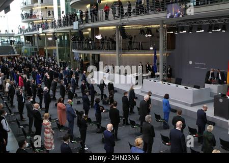 02/13/2022, Berlin, Deutschland, die Bundesversammlung bei der Wahl des Bundespräsidenten im Paul-Löbe-Haus. Die Bundesversammlung 17th im Paul-Löbe-Haus: Der amtierende Dr. Frank-Walter Steinmeier, die Linke, hat den Mainzer Hausarzt und Notarzt Dr. Gerhard Trabert nominiert, die AfD hat den Ökonomen und Publizisten Prof. Dr. Max Otte, die Astrophysikerin Dr. Stefanie Gebauer von den Freien Wählern als Kandidat nominiert. Die Bundesversammlung besteht aus allen Mitgliedern des Bundestages und der gleichen Anzahl von Abgeordneten, die von den Parlamenten der Bundesländer gewählt werden Stockfoto