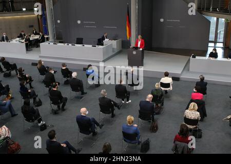 02/13/2022, Berlin, Deutschland, die Bundesversammlung bei der Wahl des Bundespräsidenten im Paul-Löbe-Haus. Die Bundesversammlung 17th im Paul-Löbe-Haus: Der amtierende Dr. Frank-Walter Steinmeier, die Linke, hat den Mainzer Hausarzt und Notarzt Dr. Gerhard Trabert nominiert, die AfD hat den Ökonomen und Publizisten Prof. Dr. Max Otte, die Astrophysikerin Dr. Stefanie Gebauer von den Freien Wählern als Kandidat nominiert. Die Bundesversammlung besteht aus allen Mitgliedern des Bundestages und der gleichen Anzahl von Abgeordneten, die von den Parlamenten der Bundesländer gewählt werden Stockfoto