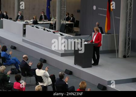 02/13/2022, Berlin, Deutschland, die Bundesversammlung bei der Wahl des Bundespräsidenten im Paul-Löbe-Haus. Die Bundesversammlung 17th im Paul-Löbe-Haus: Der amtierende Dr. Frank-Walter Steinmeier, die Linke, hat den Mainzer Hausarzt und Notarzt Dr. Gerhard Trabert nominiert, die AfD hat den Ökonomen und Publizisten Prof. Dr. Max Otte, die Astrophysikerin Dr. Stefanie Gebauer von den Freien Wählern als Kandidat nominiert. Die Bundesversammlung besteht aus allen Mitgliedern des Bundestages und der gleichen Anzahl von Abgeordneten, die von den Parlamenten der Bundesländer gewählt werden Stockfoto