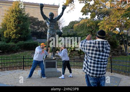 Besucher, die ihre Fotos vor der Statue des Boxers Rocky Balboa in der Nähe des Philadelphia Museum of Art machen.Philadelphia.Pennsylvania.USA Stockfoto