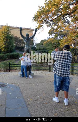 Touristen, die Fotos vor der Rocky Statue im Philadelphia Museum of Art gemacht haben.Philadelphia.Pennsylvania.USA Stockfoto